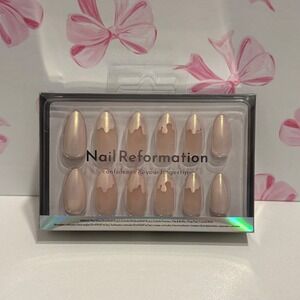 Nail Reformation 30pc Press On‎ Nails Almond White Iridescent Drip Manicure Kit